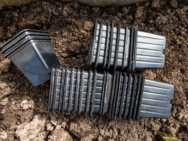 Primo Piano Vasi Vuoti Plastica Nera Impilati Insieme Piante Sul — Foto Stock