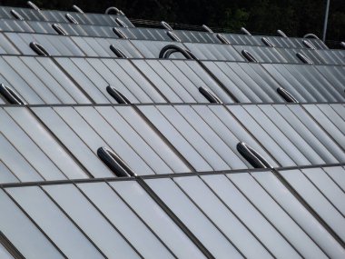 Güneş alanındaki PV güneş panelleri ısıtma için alternatif yeşil enerji sağlıyor. Güneş enerjisi toplayıcıları elektrik üretiyor, yenilenebilir enerji kaynakları kullanılıyor