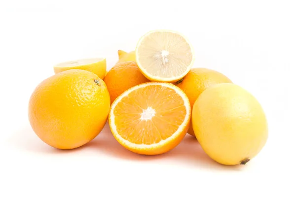 Grupp skär citron och apelsin isolerad på vit bakgrund Stockbild