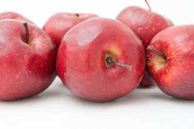 Beyaz arkaplanda kırmızı elmalar