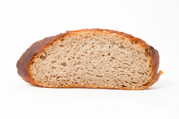 Нарезанный хлеб на белом фоне — стоковое фото