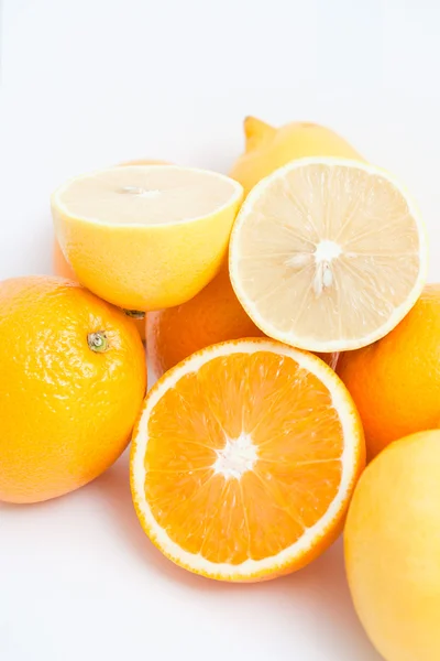 Grupp skär citron och apelsin isolerad på vit bakgrund Stockbild