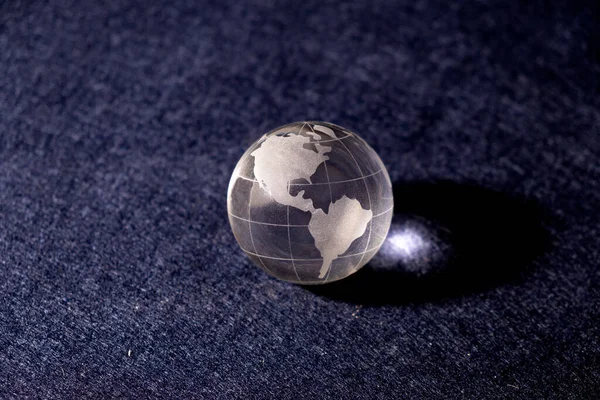 Amerika, gri arka planda saydam bir dünya topu üzerinde