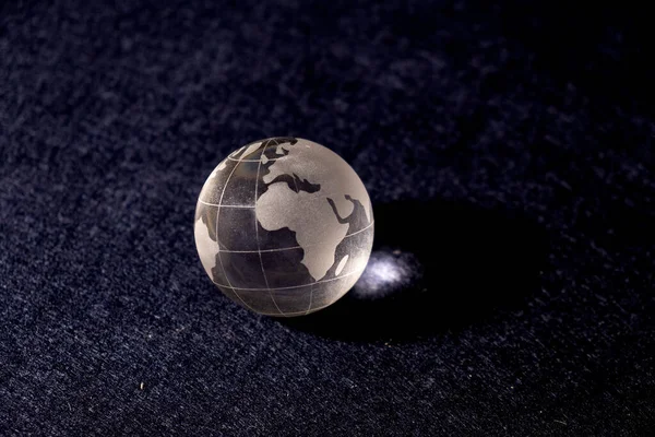 Gri zemin üzerinde saydam bir dünya topu üzerinde Avrupa ve Afrika
