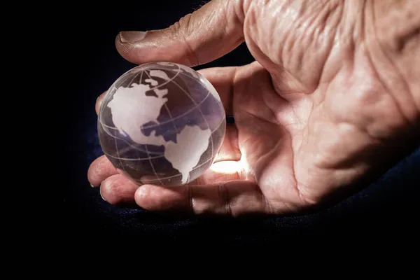 Мбаппе Прозрачным Мировым Глобусом Картой Америки Переднем Плане — стоковое фото
