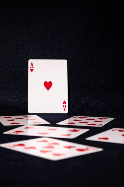 Kupa as 'ı. Kupa kartlarının geri kalanını koruyor.