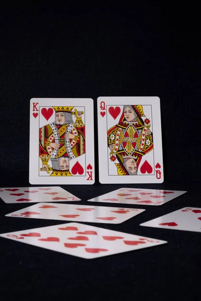 Kupa papazı ve kraliçesi ve destedeki diğer kalp kartları..