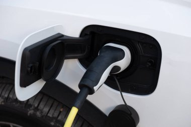 Elektrikli araba aküsünü şarj ediyorum. Hareket ortamı dostane