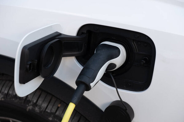 Заряжаю аккумулятор электромобиля. Мобильность и экологичность