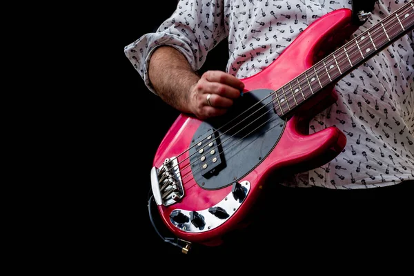 Rock grubunun performansı. Gitarist tek başına çalıyor. Siyah arkaplan.