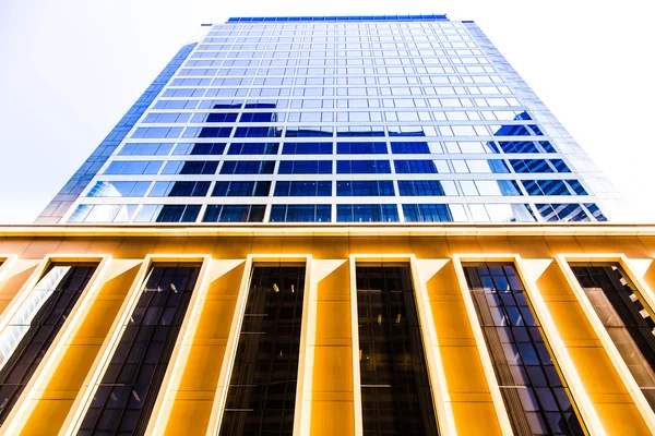 Edifício comercial com porão dourado — Fotografia de Stock