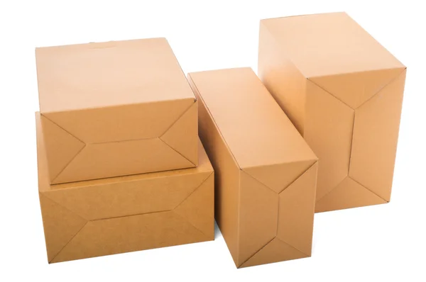 Caixas de papelão fechadas isoladas sobre fundo branco — Fotografia de Stock