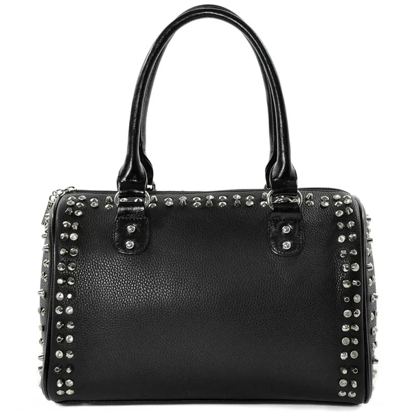 Женская черная сумка с серебряными шпильками на белой бабе — стоковое фото