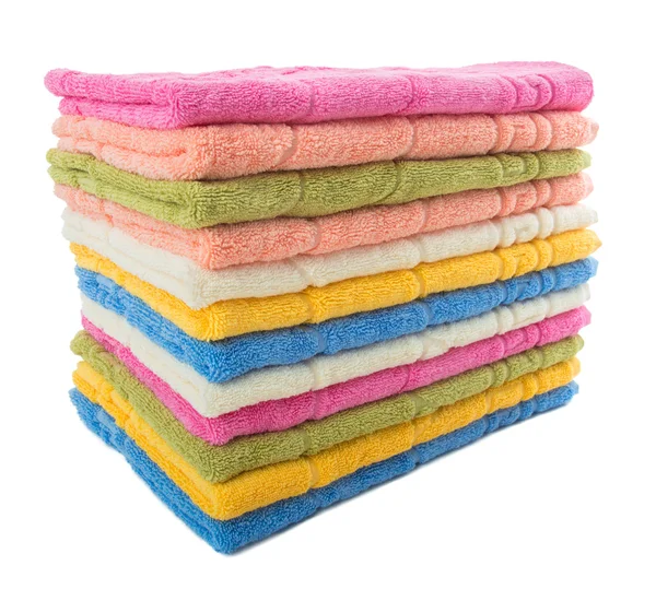 Montón de toallas de colores aislados sobre un fondo blanco —  Fotos de Stock