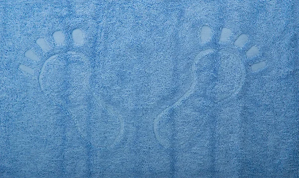 Spuren des menschlichen Fußes auf einem blauen, flauschigen Handtuch — Stockfoto