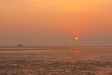 Sulak alan kıyı sahil üzerinden günbatımı