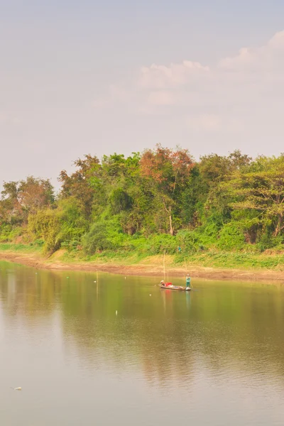 Rivierlandschap uitzicht op rivier de kant in thailand — Stockfoto