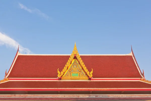 Thajský buddhistický chrám střecha s štítem a apex — Stock fotografie