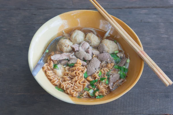 Thaise stijl varkensvlees noodle op houten tafel — Stockfoto