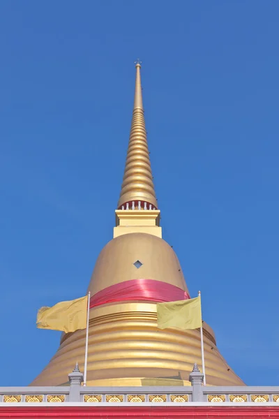 Pagoda dorada budista tailandesa en Samutprakarn, Tailandia — Foto de Stock