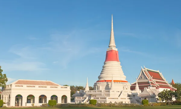 Pagoda bianca buddista tailandese a Samutprakarn, Thailandia — Foto Stock