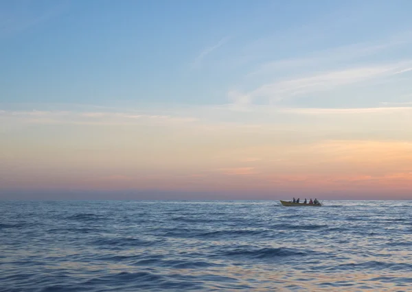 早上海景与小乘客坐一艘帆船 — 图库照片