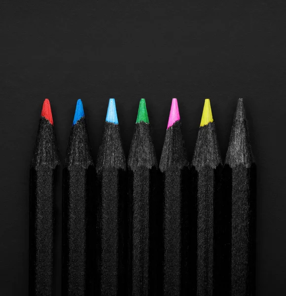 Μαύρο χρωματιστά μολύβια — Φωτογραφία Αρχείου