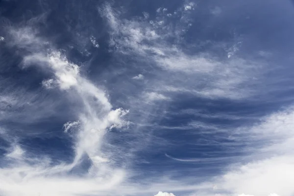 Nube nel cielo blu — Foto Stock