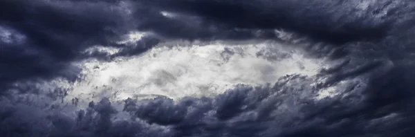 Nuvens dramáticas — Fotografia de Stock