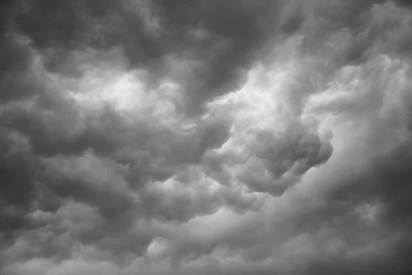 Nuvens cinzentas dramáticas — Fotografia de Stock