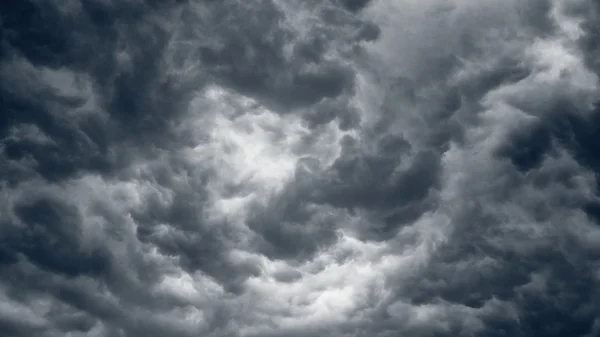 Nuvens cinzentas dramáticas — Fotografia de Stock