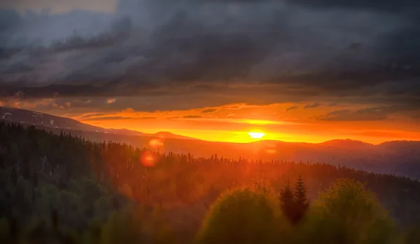 Zonsondergang in de bergen — Stockfoto