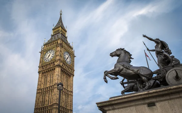 Big ben ve boadicea heykel