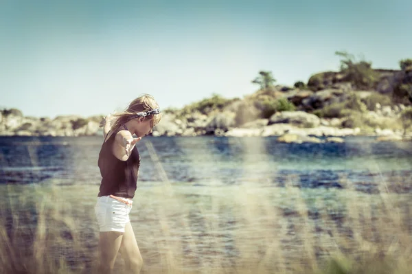 genç kız sahilde Dengeleme