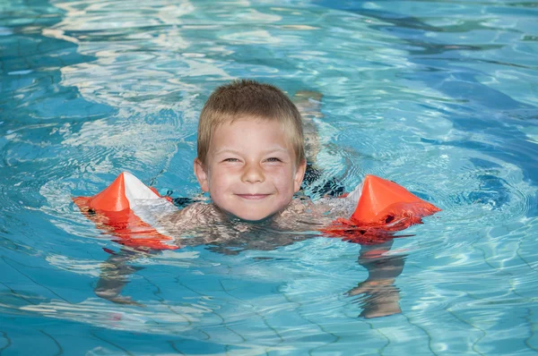 Smiling boy enjoying the swimming pool — Stock Photo, Image