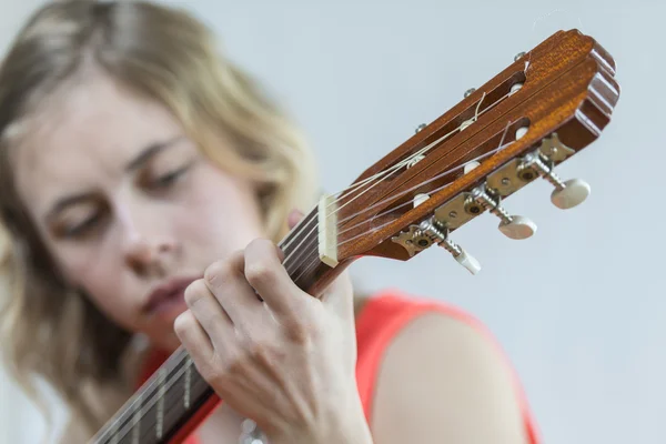 Kız akustik gitar çalmak