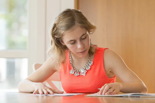 Young girl doing homework — Stock Photo, Image