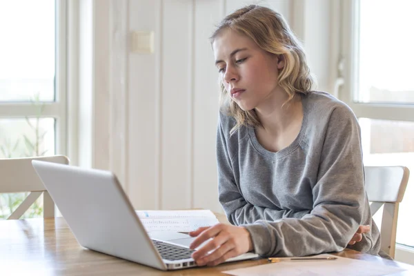 Giovane ragazza che lavora su un computer portatile — Foto Stock