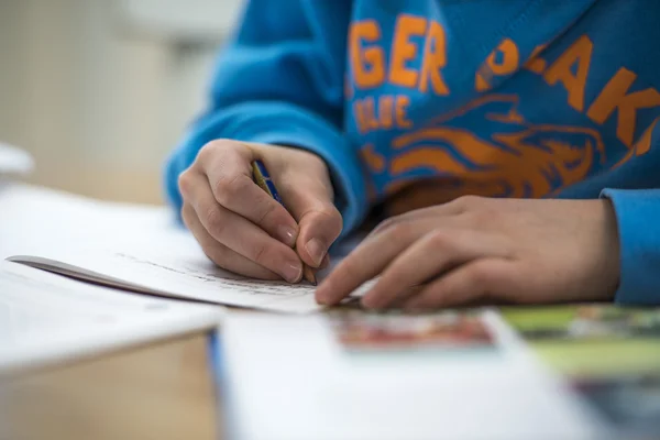 Jongen doet huiswerk — Stockfoto