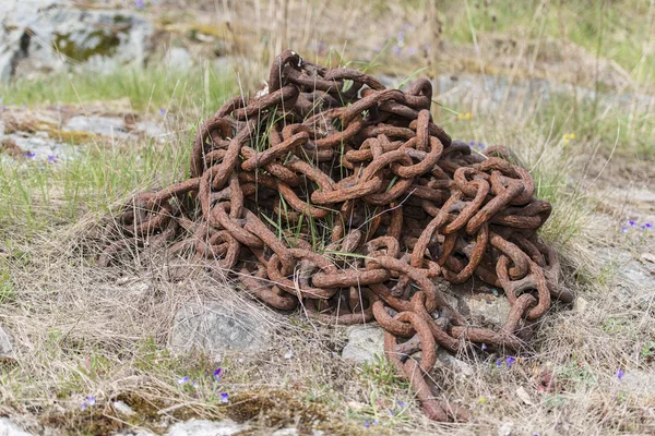 yerde yatan paslı zinciri yığını