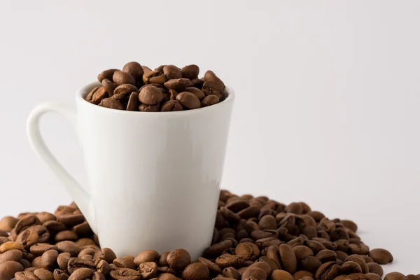 Жареный коричневый кофе в зернах — стоковое фото