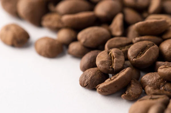 Pražená hnědá kávová zrna — Stock fotografie