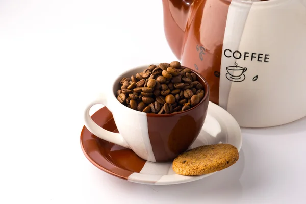 Kavrulmuş kahverengi kahve çekirdekleri fincan — Stok fotoğraf