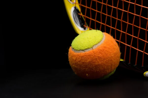 Bola de tênis para crianças com raquete de tênis — Fotografia de Stock