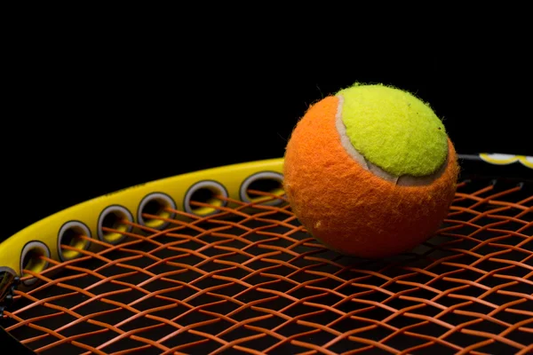 Tennisbal voor jonge geitjes met tennisracket — Stockfoto