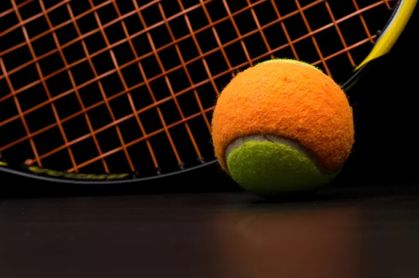 Tennisbal voor jonge geitjes met tennisracket — Stockfoto