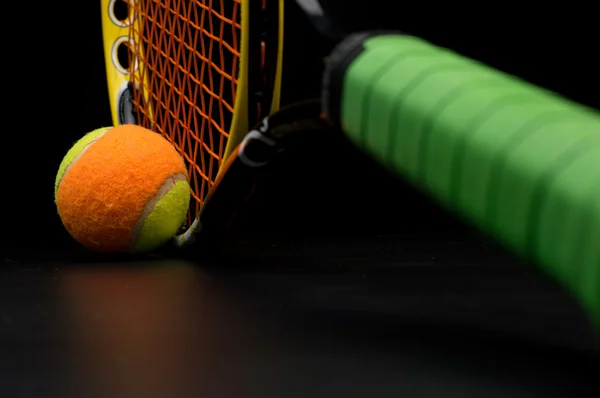 Tennisbal voor jonge geitjes met tennisracket — Stockfoto