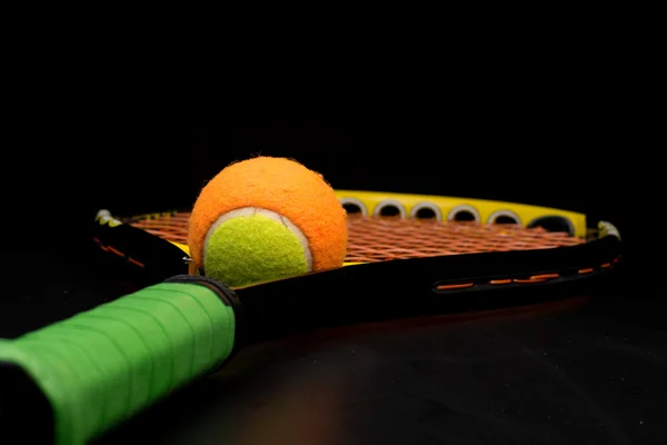 Bola de tênis para crianças com raquete de tênis — Fotografia de Stock