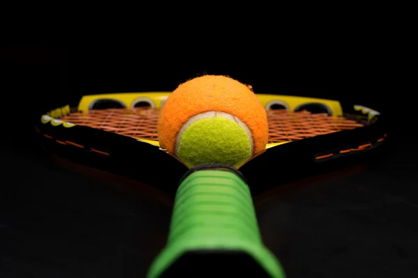 Tennisbal voor jonge geitjes met tennisracket — Stockfoto