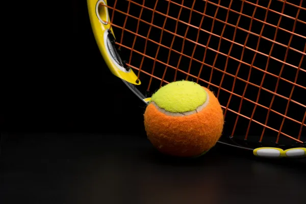 Pelota de tenis para niños con raqueta de tenis —  Fotos de Stock